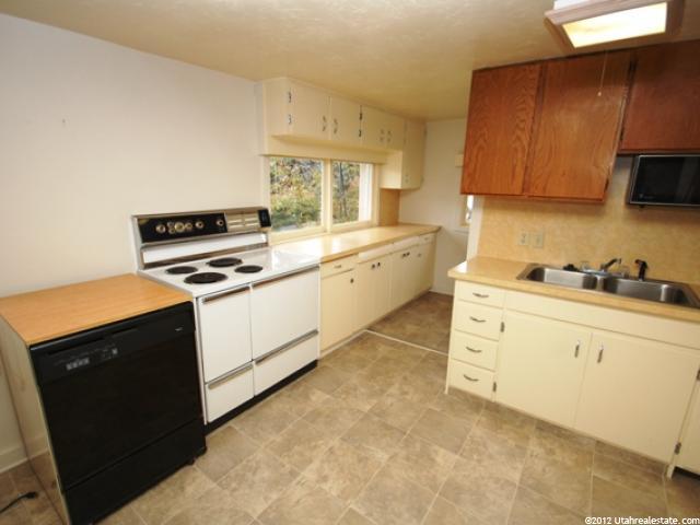 2372 Oakridge Dr, Layton, UT 84040 — photo 2