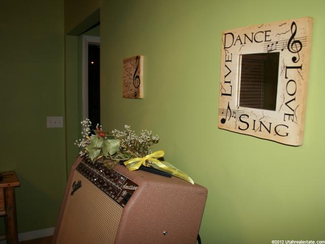 862 S 1000 E, Clearfield, UT 84015 — photo 4