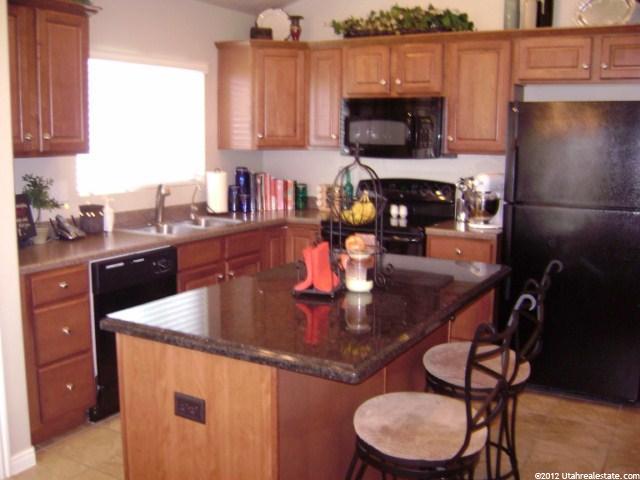 913 E James Cir S, Clearfield, UT 84015 — photo 2