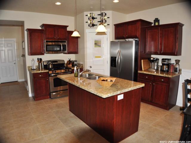 1035 N Stillwater Dr, Farmington, UT 84025