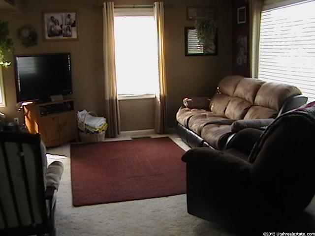 568 E Maple Dr S, Clearfield, UT 84015 — photo 8