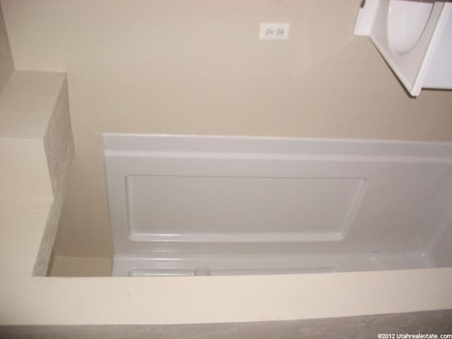 185 E Lakeview Dr, Clearfield, UT 84015 — photo 11