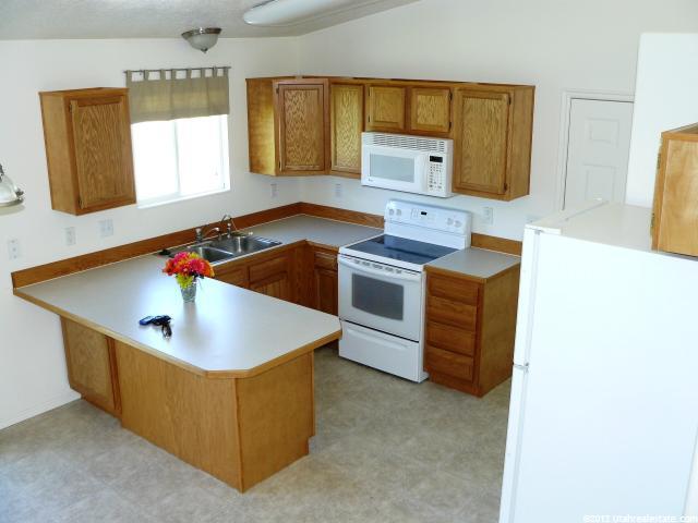 476 W 2075 N, Harrisville, UT 84414 — photo 11